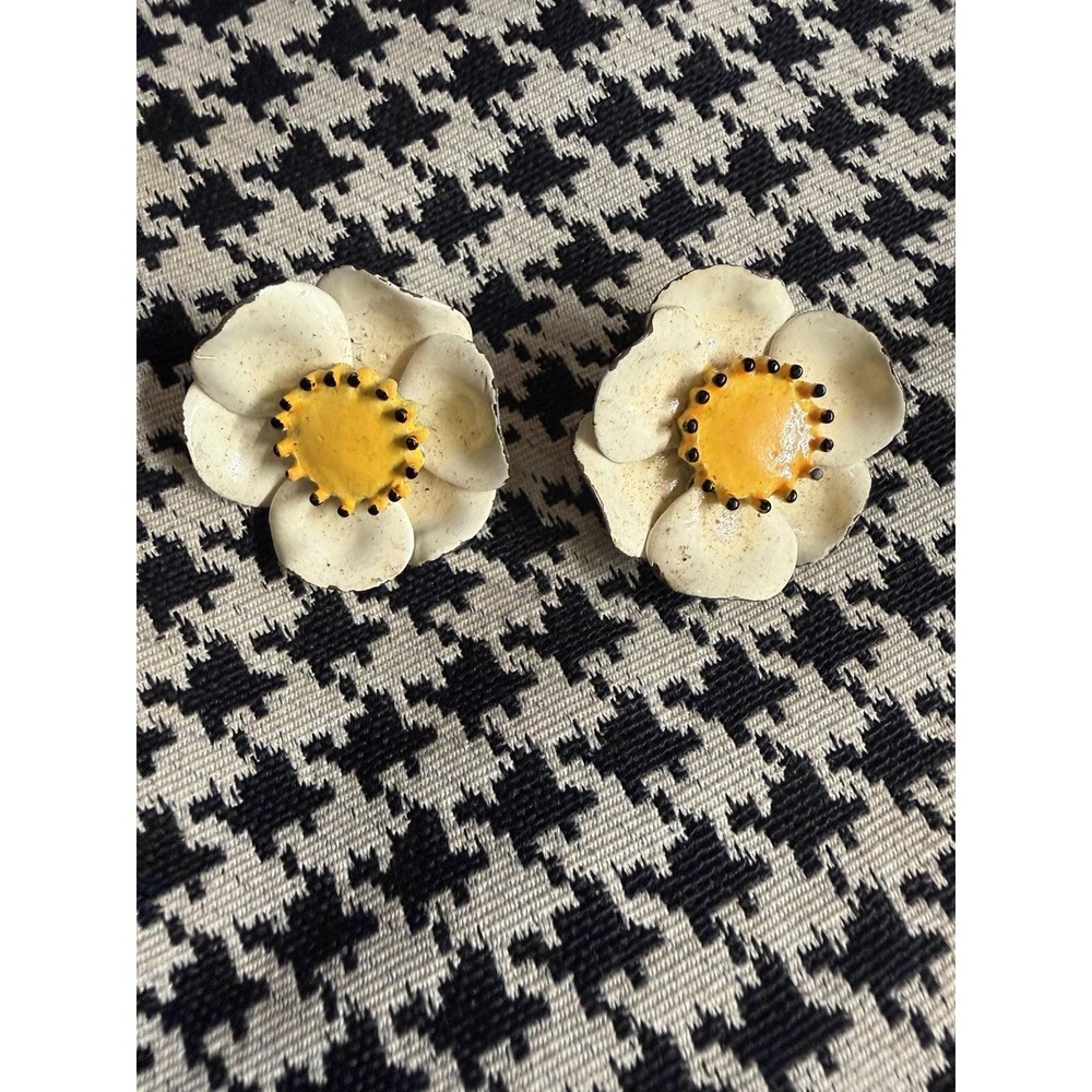 VTG Mod Flower Clip On Earrings Cream Yellow Black Dimensional Floral 60s 70s